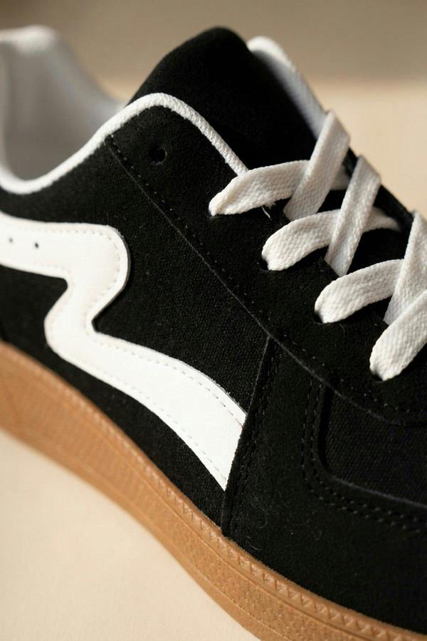 Poppy Womens Retro Stripe Gum Sole Trainers - Black