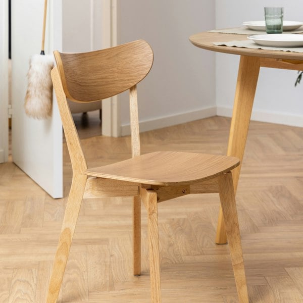 Furniture To Go Roxby Round Dining Table in Oak 105x76cm Included 4 Roxby Dining Chairs in Oak
