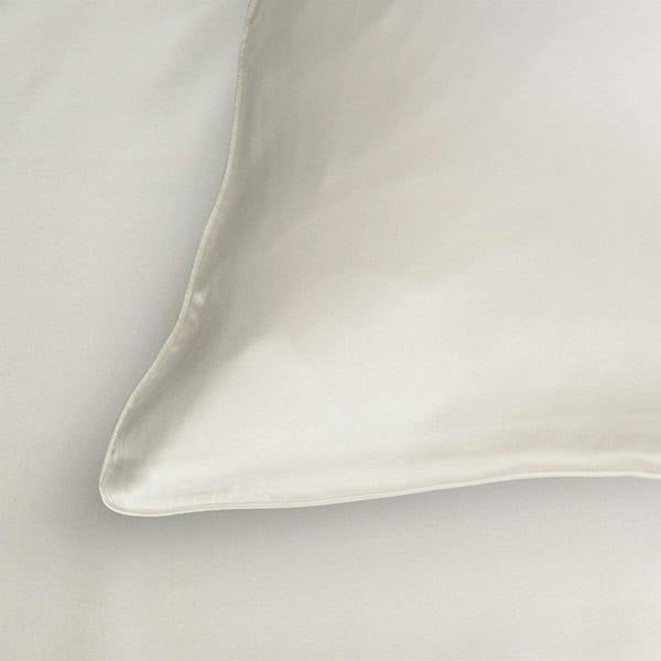 Ivory Mulberry Silk Pillowcases close-up detail 5 | Soak and Sleep