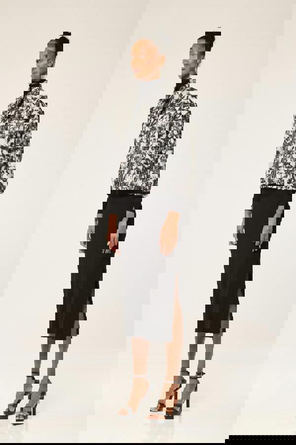 NoirBrushStrokeElegance, MonochromeInkPalette, EbonyCanvasChic, CharcoalBrushedEssence, BlackWhiteBrocadeCraft, GrayscaleStrokesStyle, SlateCanvasBrushedCharm, ShadowyPaletteGlam, InkedMonochromeBlazer, NoirCanvasHarmony,