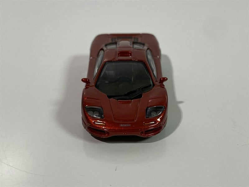 minichamps 870133820 mclaren f1 roadcar 1994 red metallic 1:87 scale