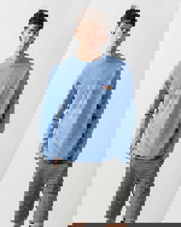 studio shot of a model wearing a Fjallraven Vardag Mens Sweater in Ultramarine 537