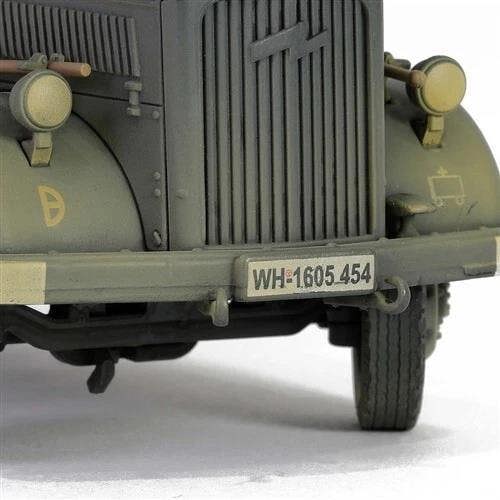 MCSlots Opel Blitz KFZ 305 Ambulance RAL7021 Dunkelgrau 1:32 Forces of Valor 801101B