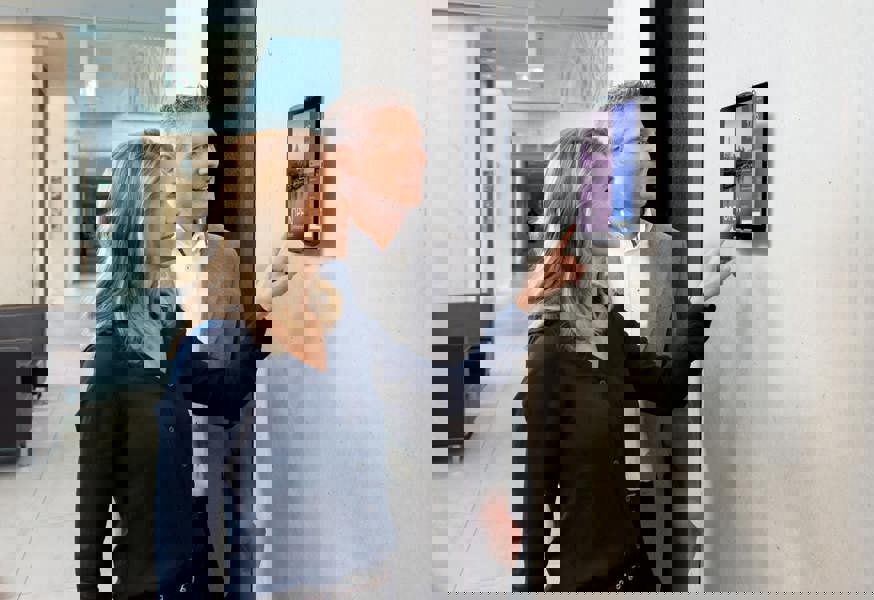 Durable Universal Aluminium Tablet Holder iPad Wall Mount | Lockable & Rotatable