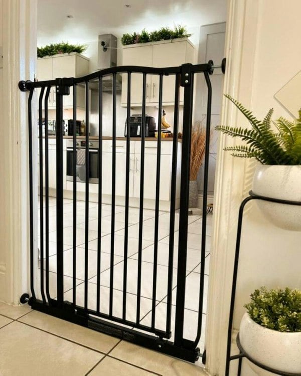 Bettacare Extra Tall Curved Top Dog Gate, 71cm - 80cm, Matt Black, Extra Tall 100cm in Height, Pressure Fit Pet Gate