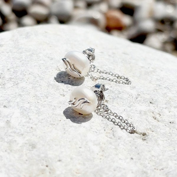 Pearl chain studs on a rock.