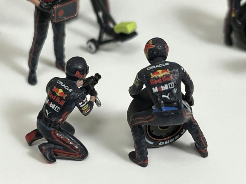 Mini GT Sergio Perez Red Bull RB18#11 2022 Abu Dhabi GP Pit Crew Set 1:64 Mini GT MGTS0008