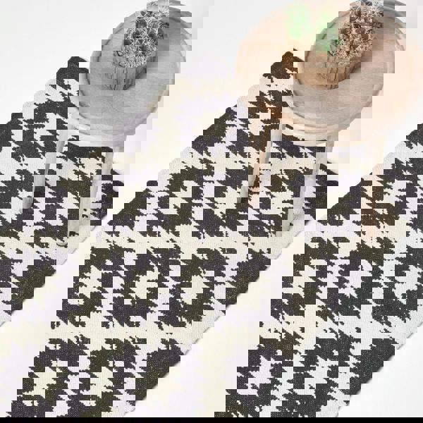 HOMESCAPES Zurich Handwoven Black and White Cotton Geometric Kilim Rug