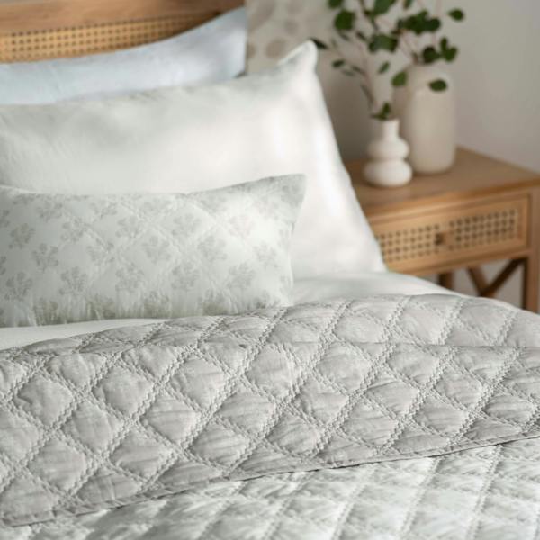 Soak&Sleep Natural Reversible Floral Print Bedspreads