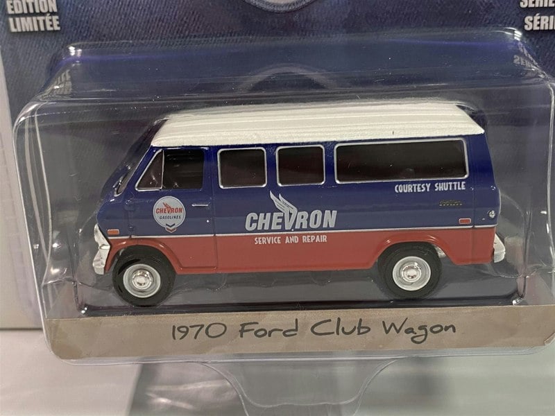 1970 ford club wagon chevron blue collar collection 1:64 greenlight 35160a