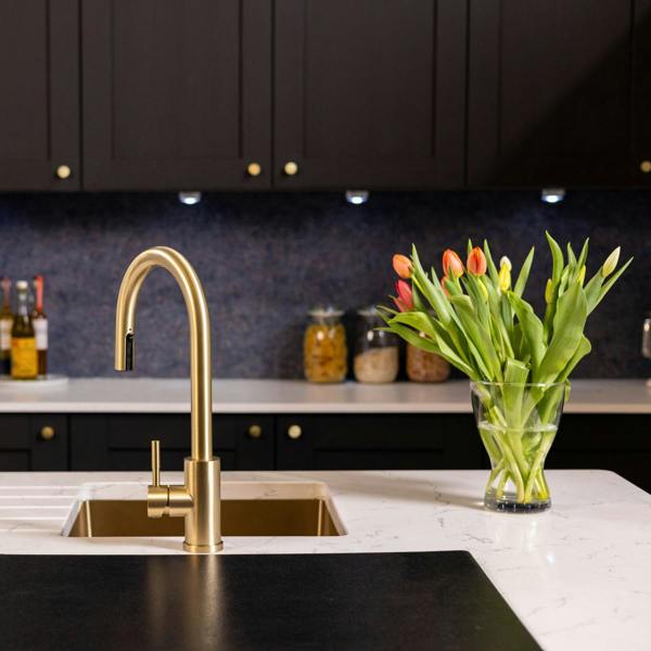 Flode Dölja | Kitchen Mixer Tap | Concealed Pull Out Hose and Spray Head | Brushed Brass