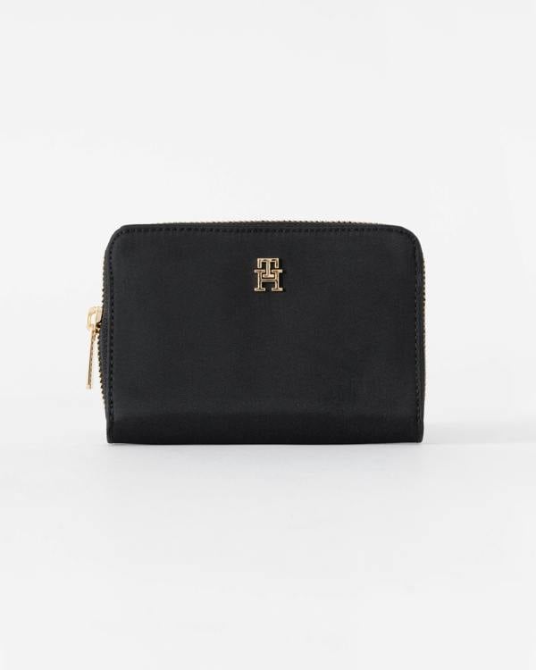 Tommy Hilfiger Popette Medium Nylon Womens Zip Bag - Black