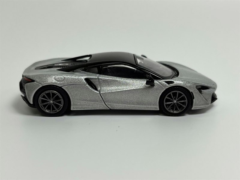 Mini GT McLaren Artura Ice Silver LHD 1:64 Scale Mini GT MGT00582L