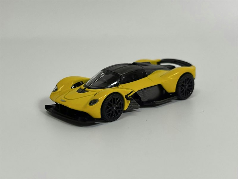 Mini GT Aston Martin Valkyrie Sunburst Yellow 1:64 Mini GT MGT00744L