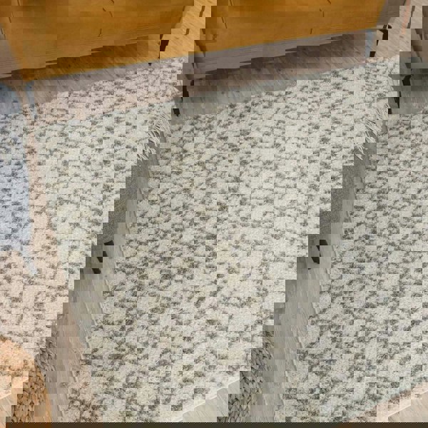 Shaggy Rug Ivory-Grey colours non-shedding, pet-friendly.