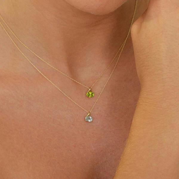 Gemondo Classic Oval Sky Blue Topaz Pendant Necklace in 9ct Yellow Gold 7x5mm