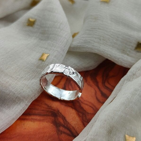 The Colourful Aura Adjustable Gold Hammered Bohemian Midi Foil Band Toe Ring