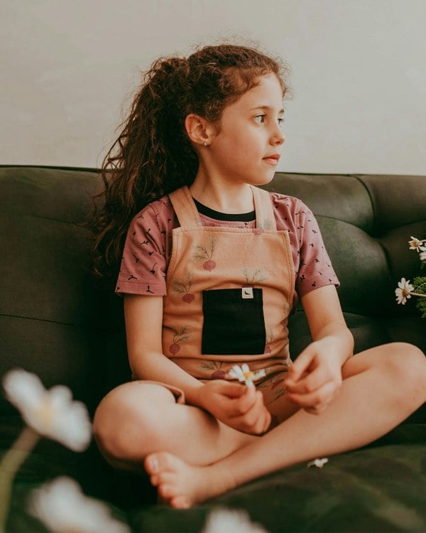 Girl wearing organic cotton kids short-sleeve top