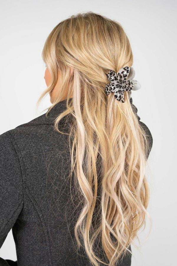 Jenaya Flower Shaped Printed Hair Claw Clip - Grey