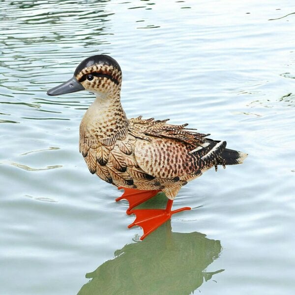 EDH Door Hardware Metal Farmyard Female Duck – Handcrafted Rustic Duck Garden Ornament – Weather-Resistant Metal Duck Statue