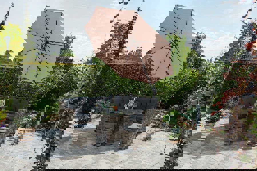 Garden Impressions Hawaii S 300cm Round Cantilever Parasol with 60kg Granite Base