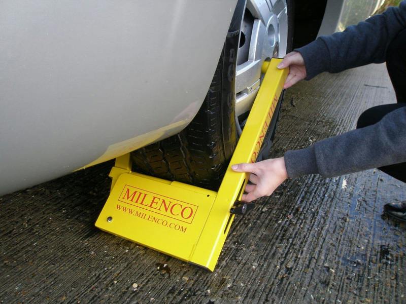 Milenco 2745 Compact Wheel Clamp 12" TO 16" Alloy & Steel Wheels