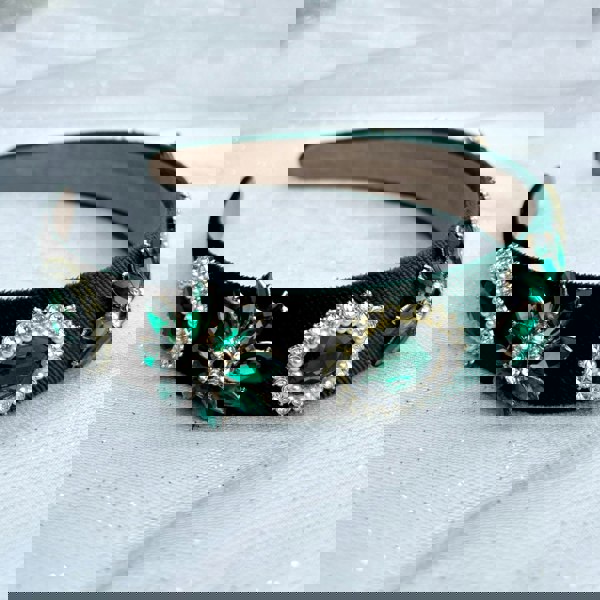 Green pearl headband, soft velvet fabric, embellished with rows of glossy pearls, padded design, elegant statement hair accessory, vintage inspired style
