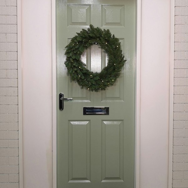 Samuel Alexander 60cm Plain Green Christmas Wreath with 50 Warm White LEDs and 160 Bullet Tips