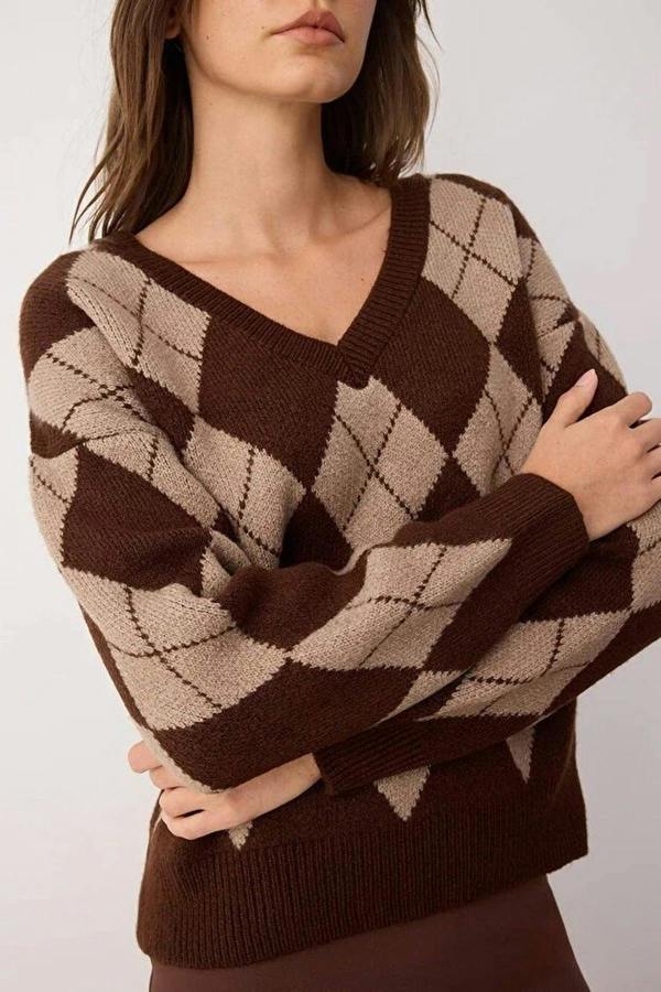 WOVCOR Soft-Textured V-Neck Argyle Pattern Knit Sweater