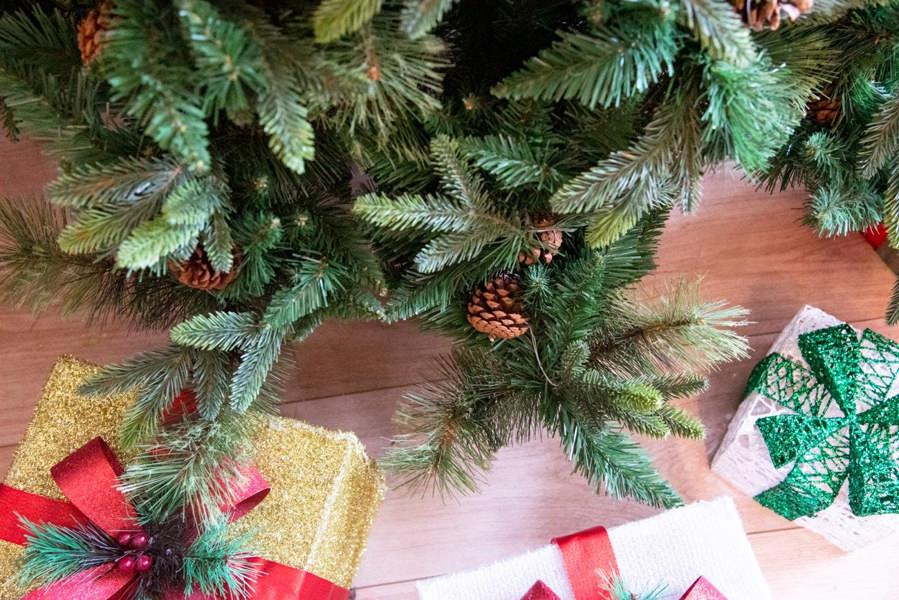 6ft to 8ft Californian Artificial Christmas Tree with Bushy Forest Green Look image 4