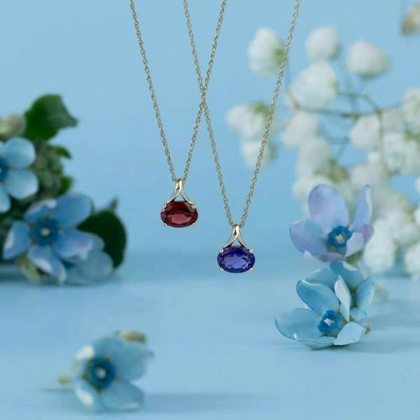 Gemondo Classic Oval Garnet Pendant Necklace in 9ct Yellow Gold 7x5mm