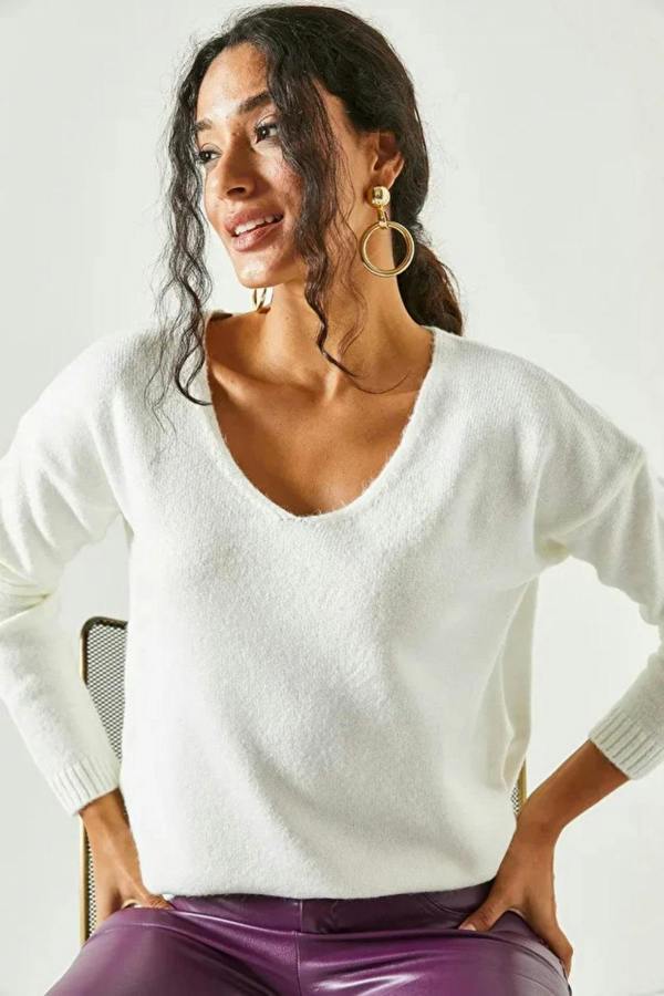 Hoxton Gal V-Neck Soft-Texture Knit Sweater
