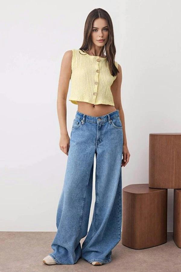 WOVCOR Textured Buttoned Crop Stretch Knit Vest
