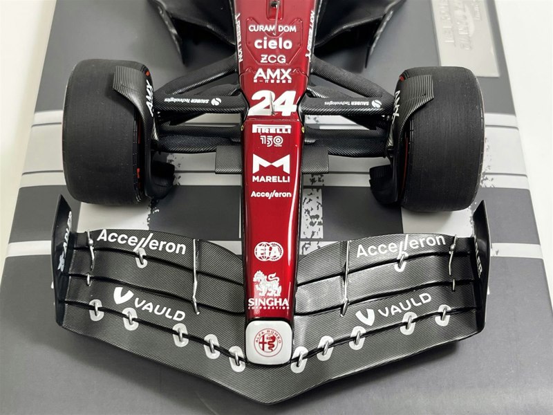 Minichamps Zhou Guanyu 2022 Alfa Romeo F1 Team Orlen C42 Bahrain GP 1:18 117220124