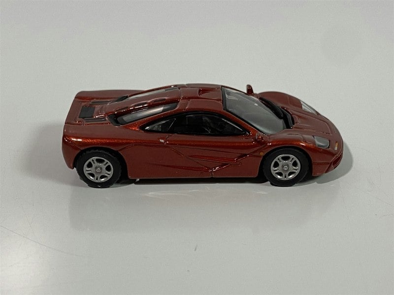 minichamps 870133820 mclaren f1 roadcar 1994 red metallic 1:87 scale