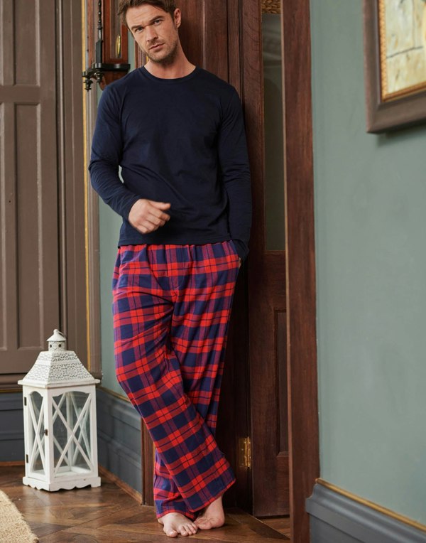 M_PJ_Trousers_Dumbarton_Tartan_Navy_Blue_LS_Tee_1_1.mp4