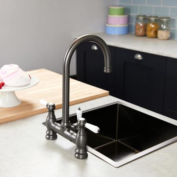 Flode klas | Traditional Bridge Style 3 in 1 Instant Boiling Tap | White Ceramic Levers | Gun Metal Finish