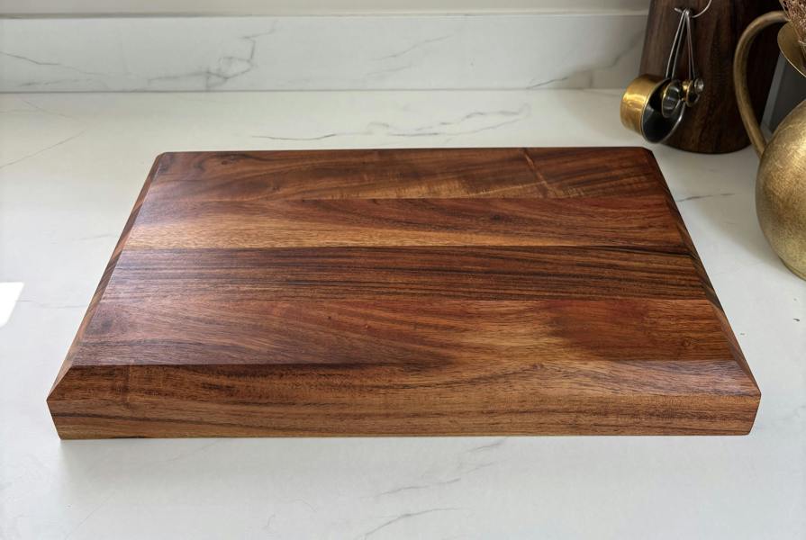 Downton Interiors Sussex Pro Chef Bevelled Edge Acacia Wood Chopping Board - Extra Large (70cm x 50cm)