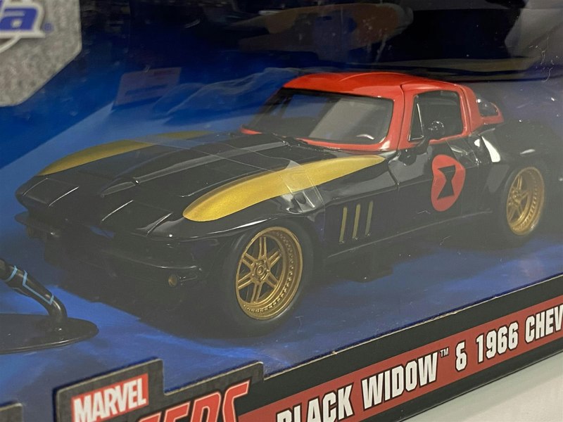 black widow and 1966 chevy corvette 1:24 scale jada 31749