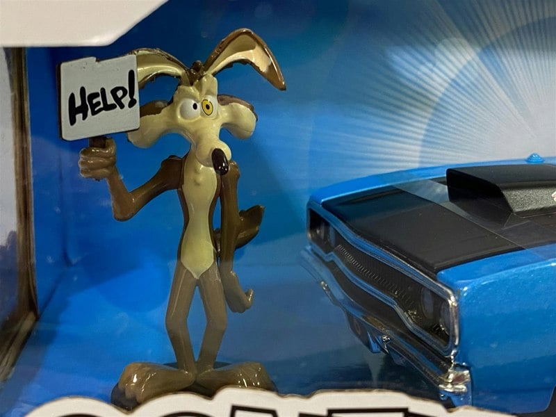 wile e coyote and 1970 plymouth road runner 1:24 scale jada 32038