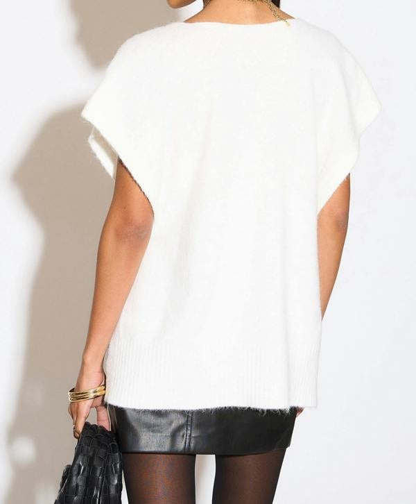 Hoxton Gal Cozy Sleeveless Top with V-Neck Buttoned Details in White