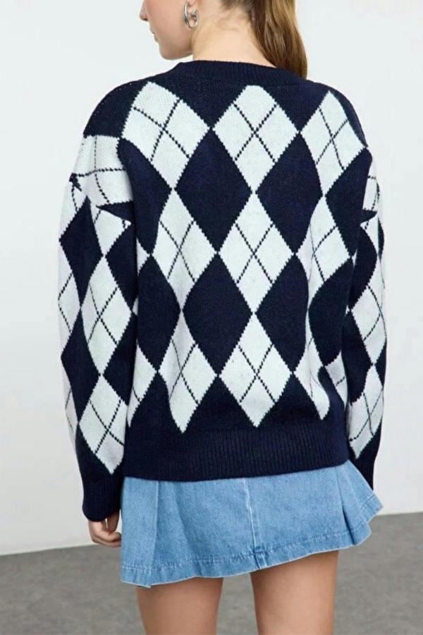 WOVCOR Soft-Textured V-Neck Argyle Pattern Knit Sweater