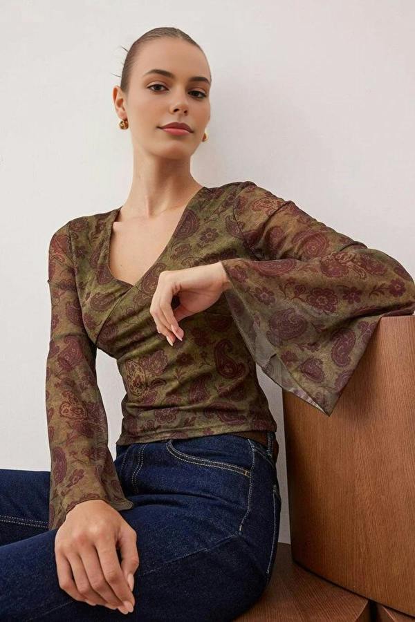 WOVCOR Printed V-neck Spanish Sleeve Tulle Stretch Knit Blouse