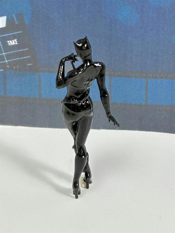 a black statue of a cat