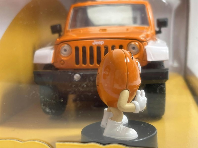 Jada M&Ms Orange Figure and 2007 Jeep Wrangler 1:24 Scale Jada 253255068 34401