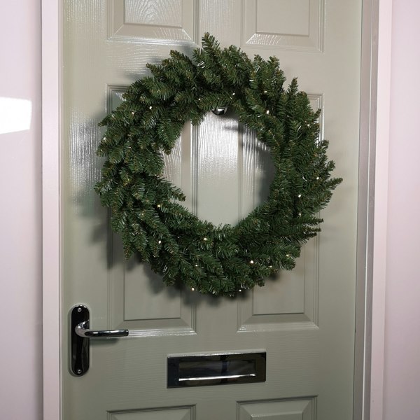 Samuel Alexander 60cm Plain Green Christmas Wreath with 50 Warm White LEDs and 160 Bullet Tips