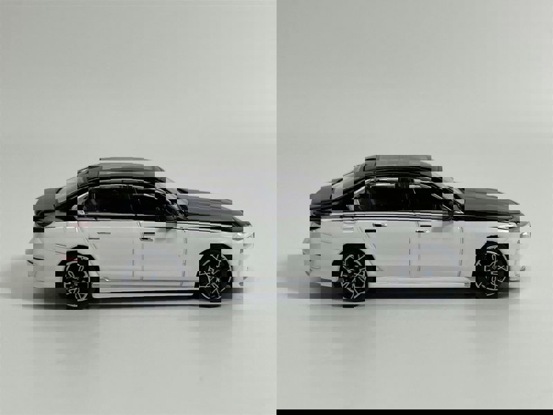 Mini GT BMW i7 xDrive60 Alpine White Black Sapphire LHD 1:64 Mini GT MGT00959L