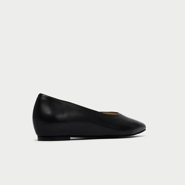 back view of calla's agata black flats