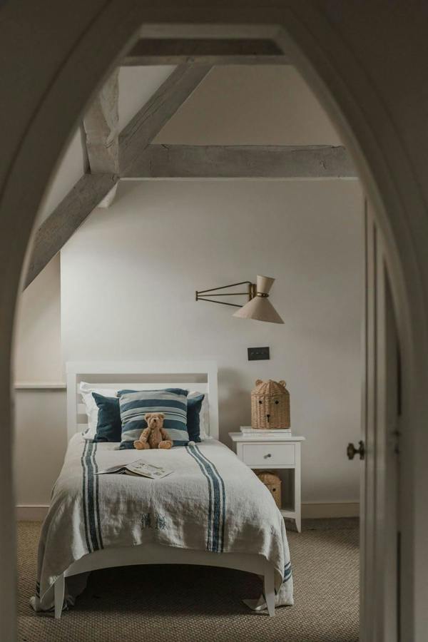Statement Furniture Edward Hopper White Bed Frame with Tall Slatted Headboard Single 3ft, Double 4ft6