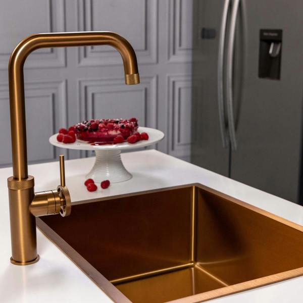 Flode Hjul  | Single Lever Industrial Style Kitchen Tap | Swan Neck Design | Brushed Copper